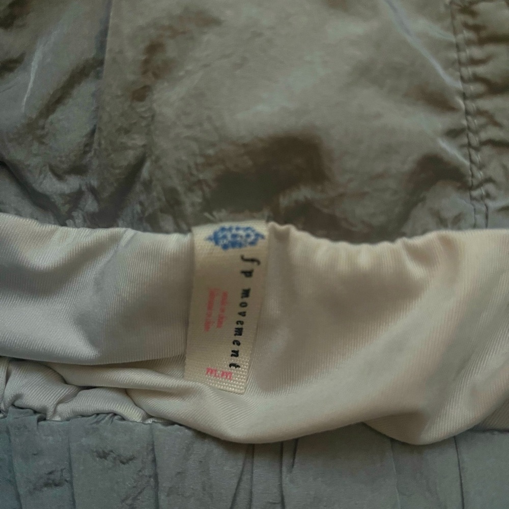 FREE PEOPLE MOVEMENT SHORTS 
GREY METALLIC 
MEDIUM